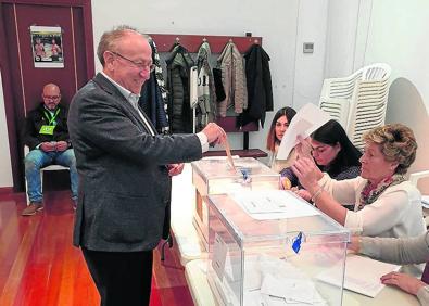 Imagen secundaria 1 - La senadora autonómica Teresa López (PSOE) votó en un colegio de Medina del Campo, el subdelegado del Gobierno, Emilio Álvarez, y el alcalde de Tordesillas, Miguel Ángel Oliveira. 