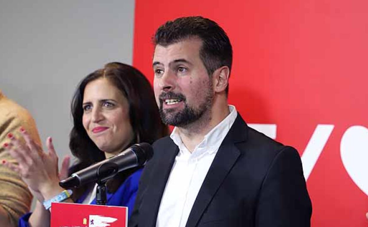 Luis Tudanca, junto a la candidata al congreso del PSOE por Burgos, Esther Peña.