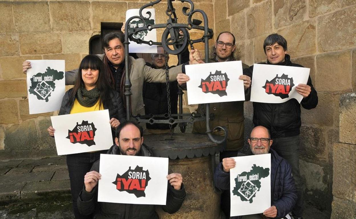 Miembros de la agrupación apoyan a Teruel Existe.