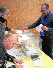 Imagen secundaria 2 - La senadora autonómica Teresa López (PSOE) votó en un colegio de Medina del Campo, el subdelegado del Gobierno, Emilio Álvarez, y el alcalde de Tordesillas, Miguel Ángel Oliveira. 