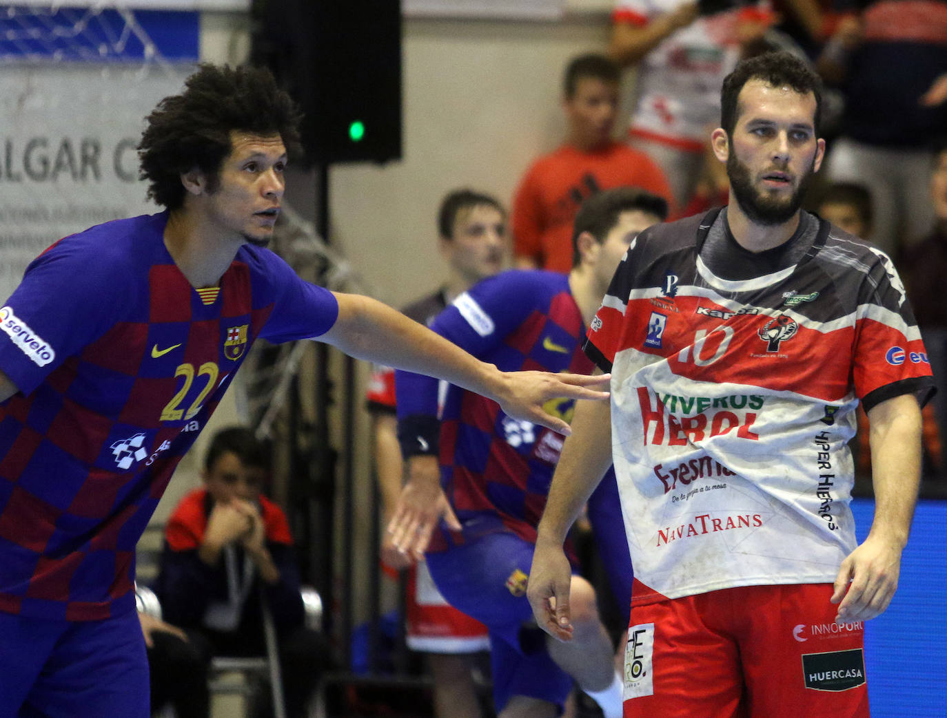 Encuentro de la liga Asobal entre el Balonmano Nava y el Barcelona 