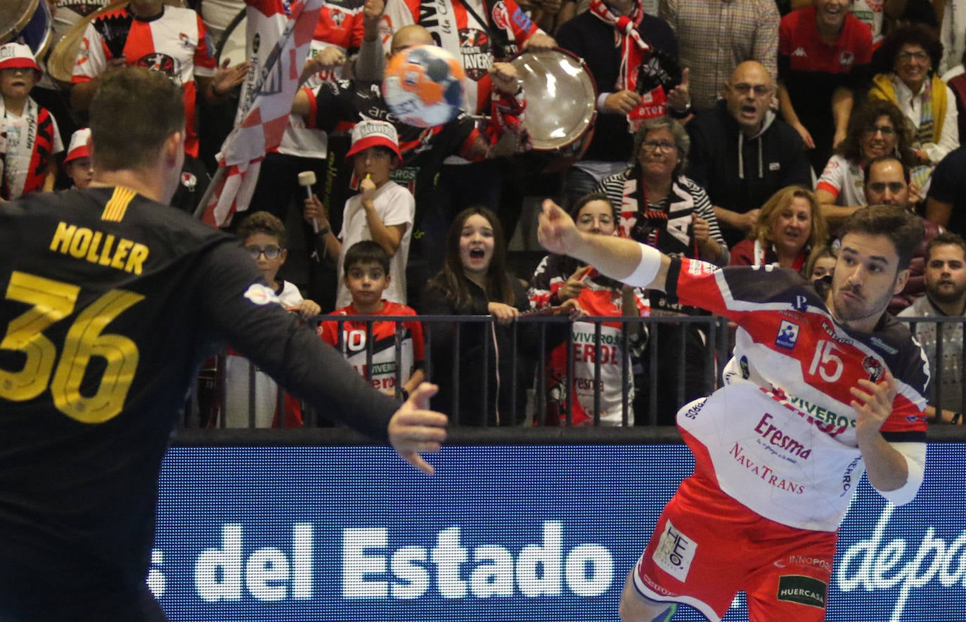 Encuentro de la liga Asobal entre el Balonmano Nava y el Barcelona 