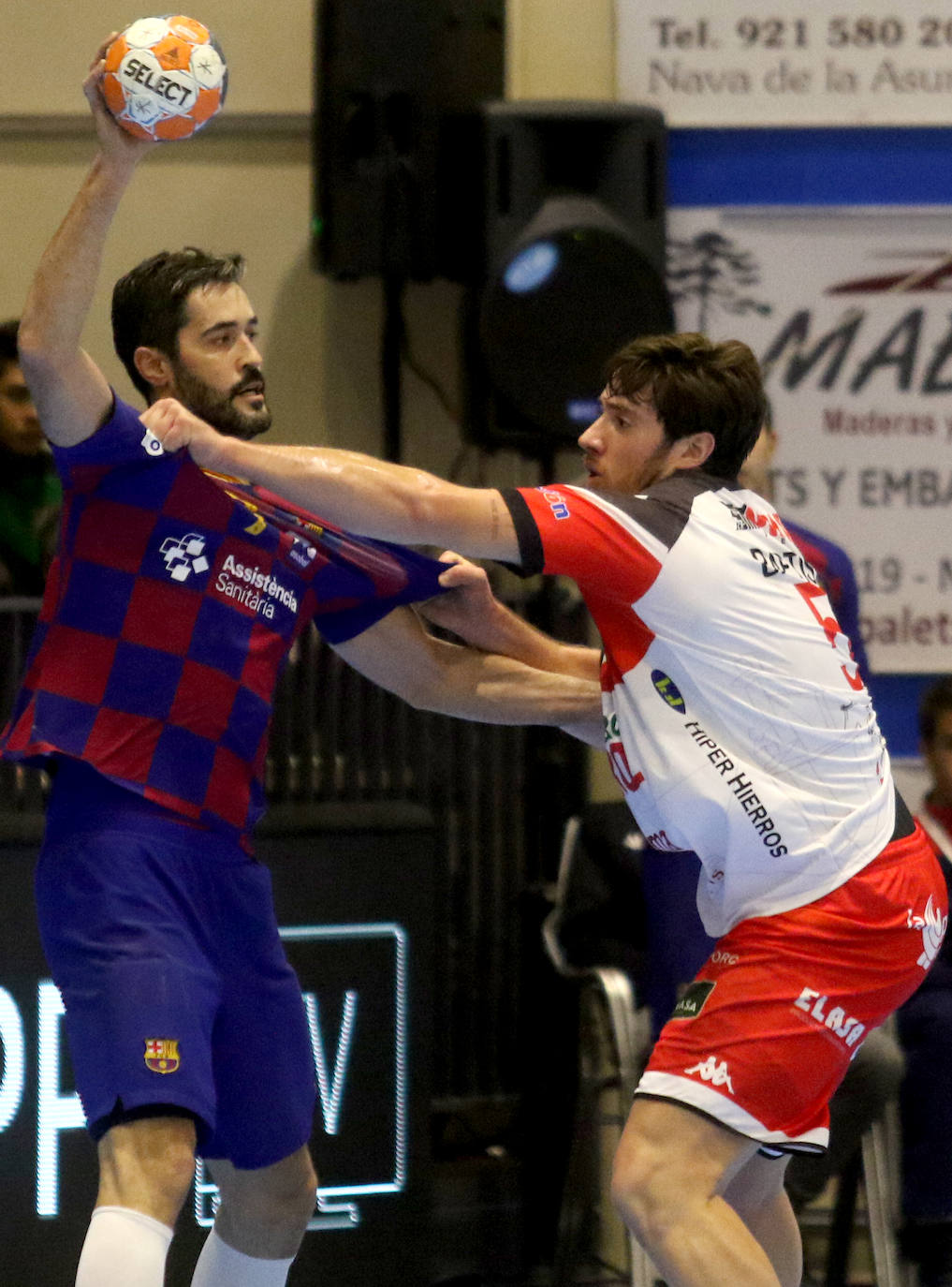 Encuentro de la liga Asobal entre el Balonmano Nava y el Barcelona 