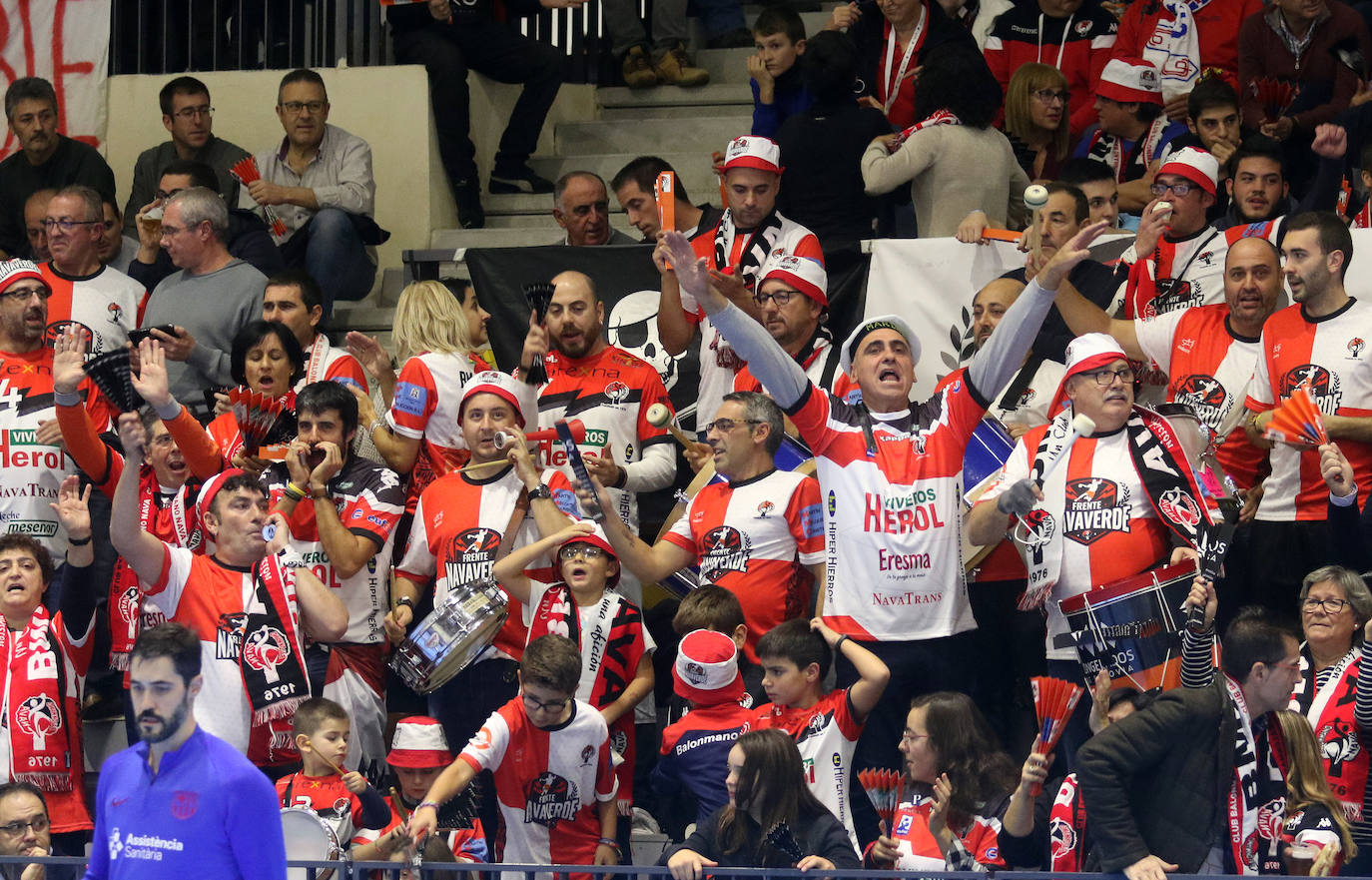 Encuentro de la liga Asobal entre el Balonmano Nava y el Barcelona 