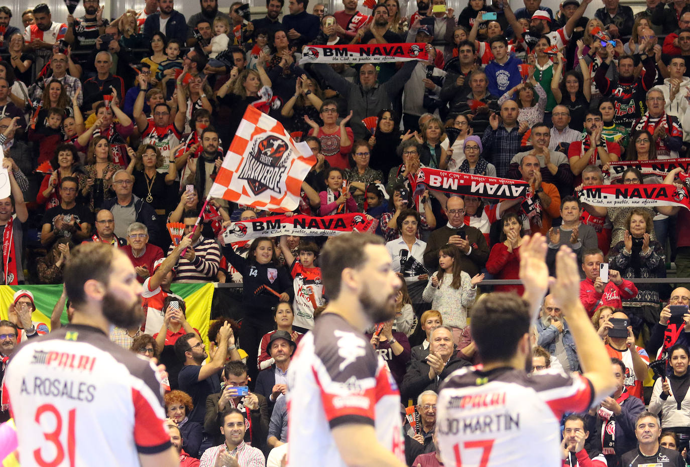 Encuentro de la liga Asobal entre el Balonmano Nava y el Barcelona 