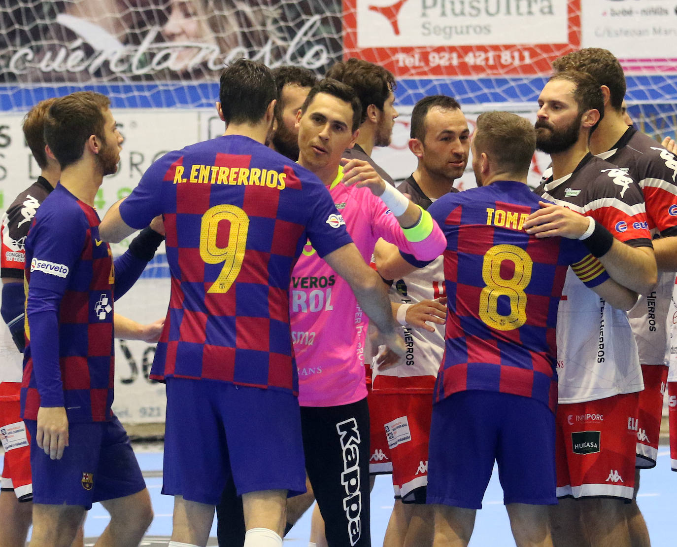 Encuentro de la liga Asobal entre el Balonmano Nava y el Barcelona 