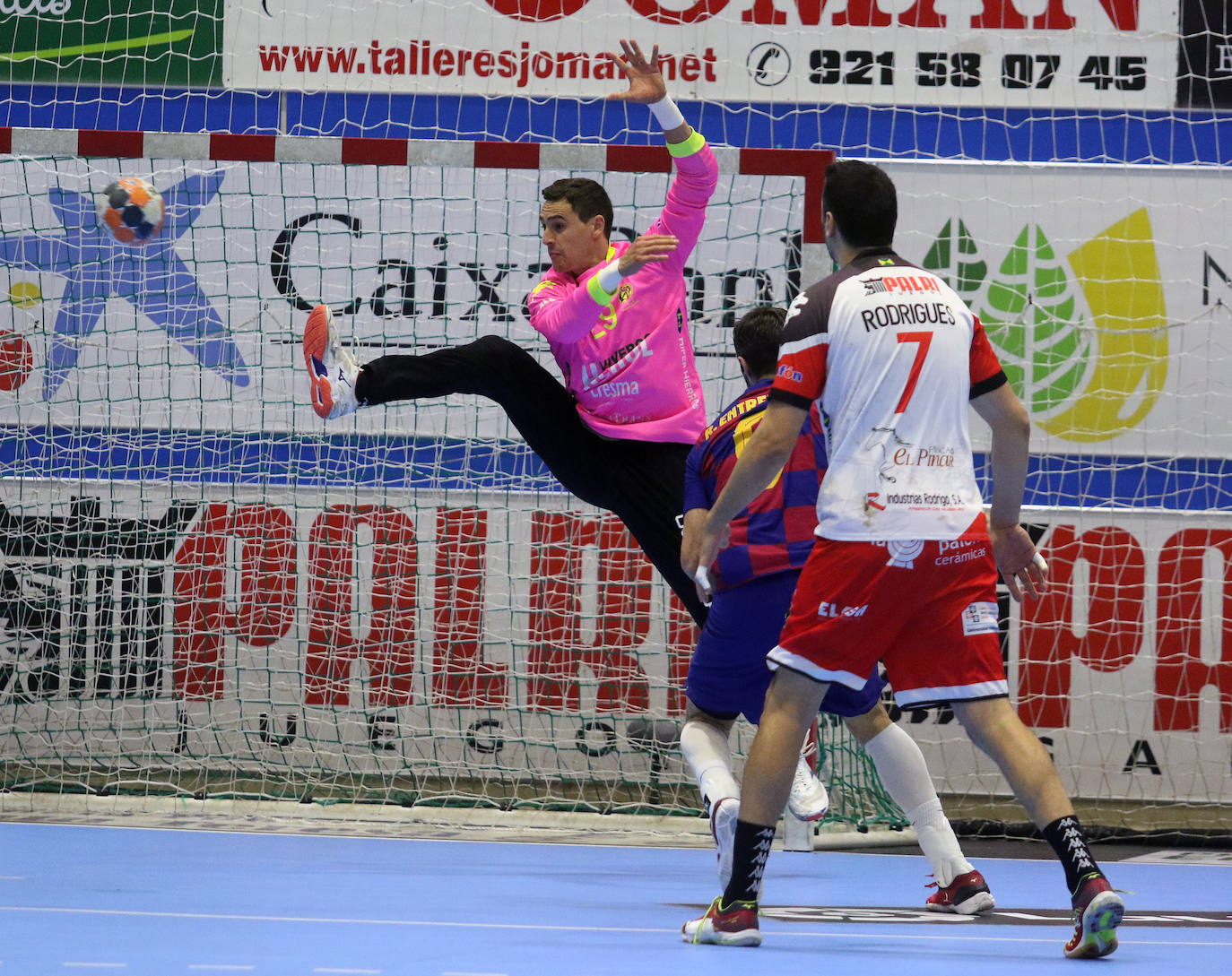 Encuentro de la liga Asobal entre el Balonmano Nava y el Barcelona 