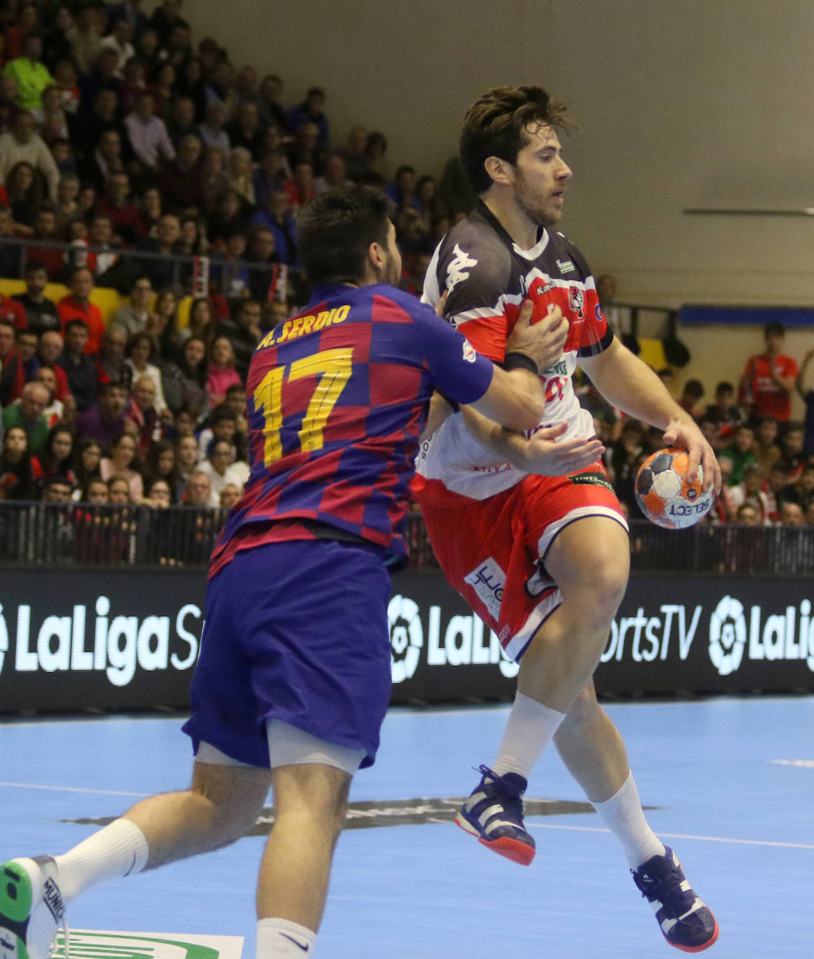 Encuentro de la liga Asobal entre el Balonmano Nava y el Barcelona 