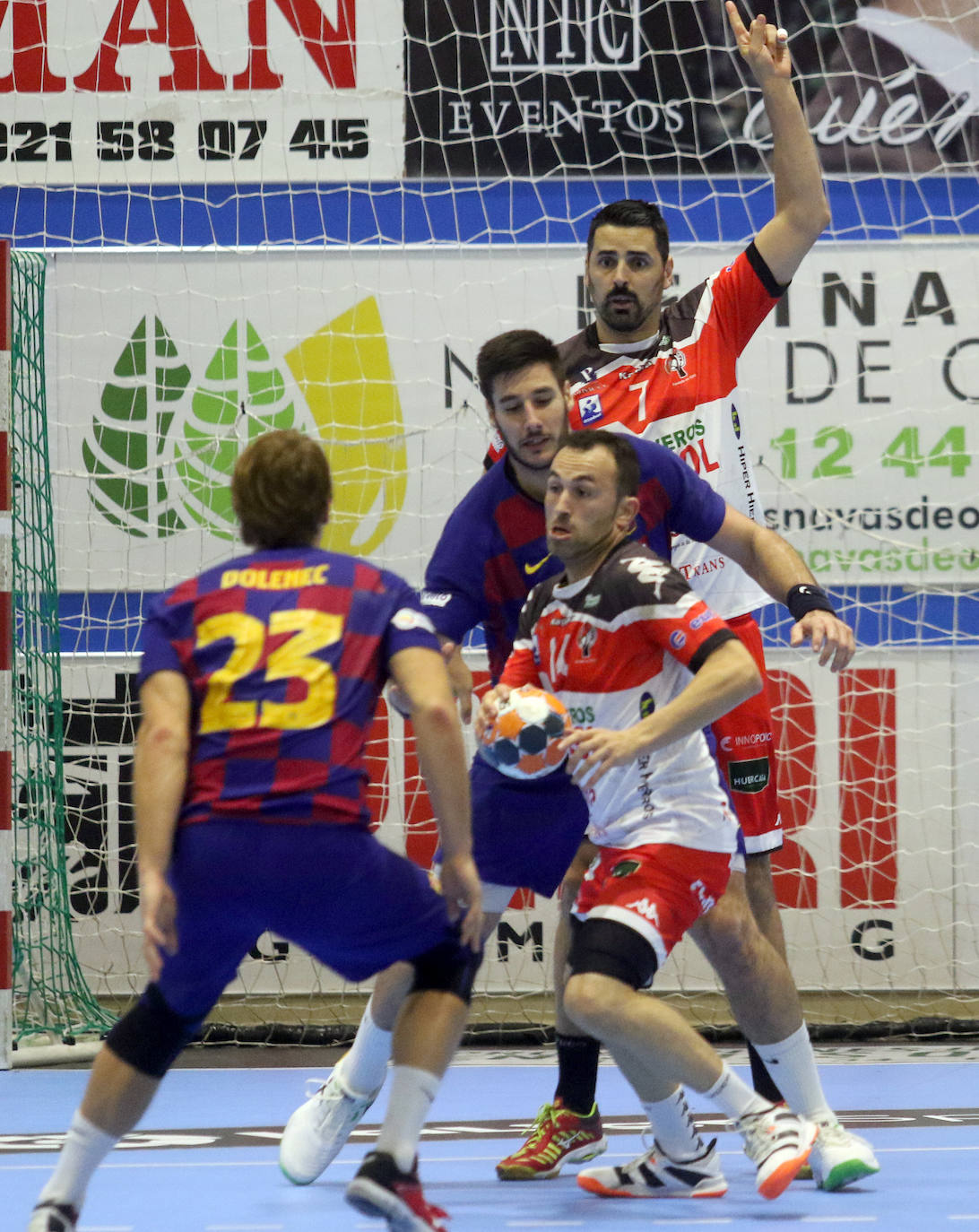 Encuentro de la liga Asobal entre el Balonmano Nava y el Barcelona 