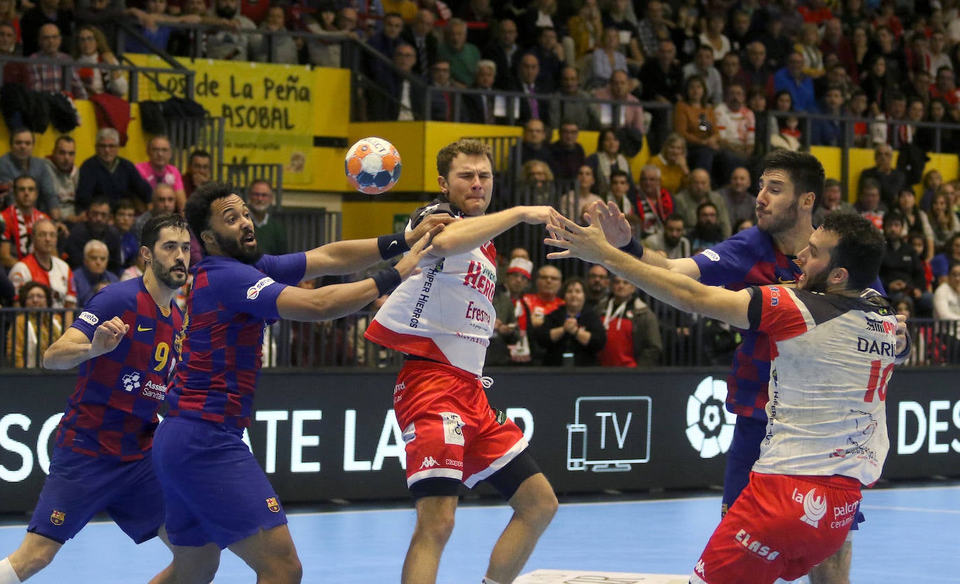 Encuentro de la liga Asobal entre el Balonmano Nava y el Barcelona 