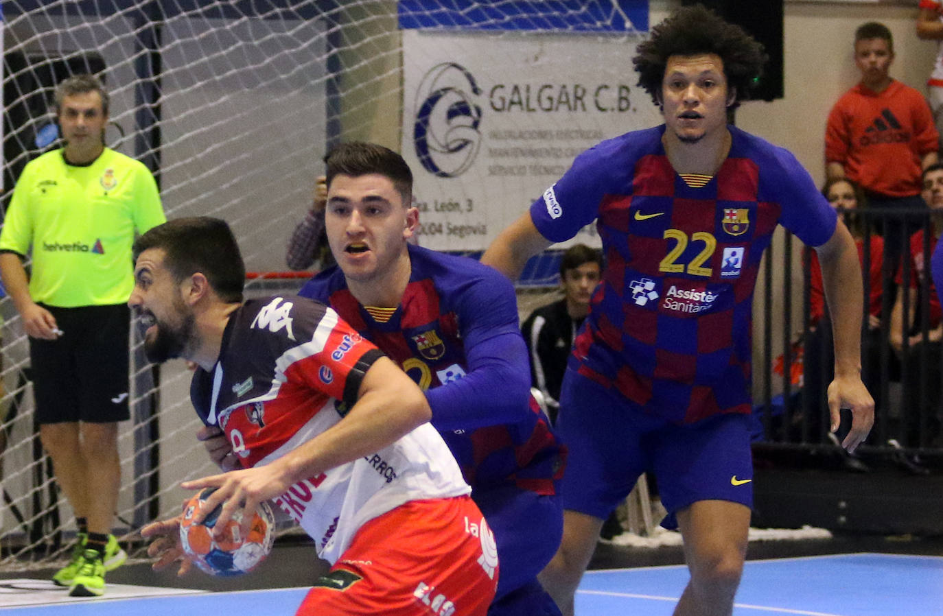 Encuentro de la liga Asobal entre el Balonmano Nava y el Barcelona 