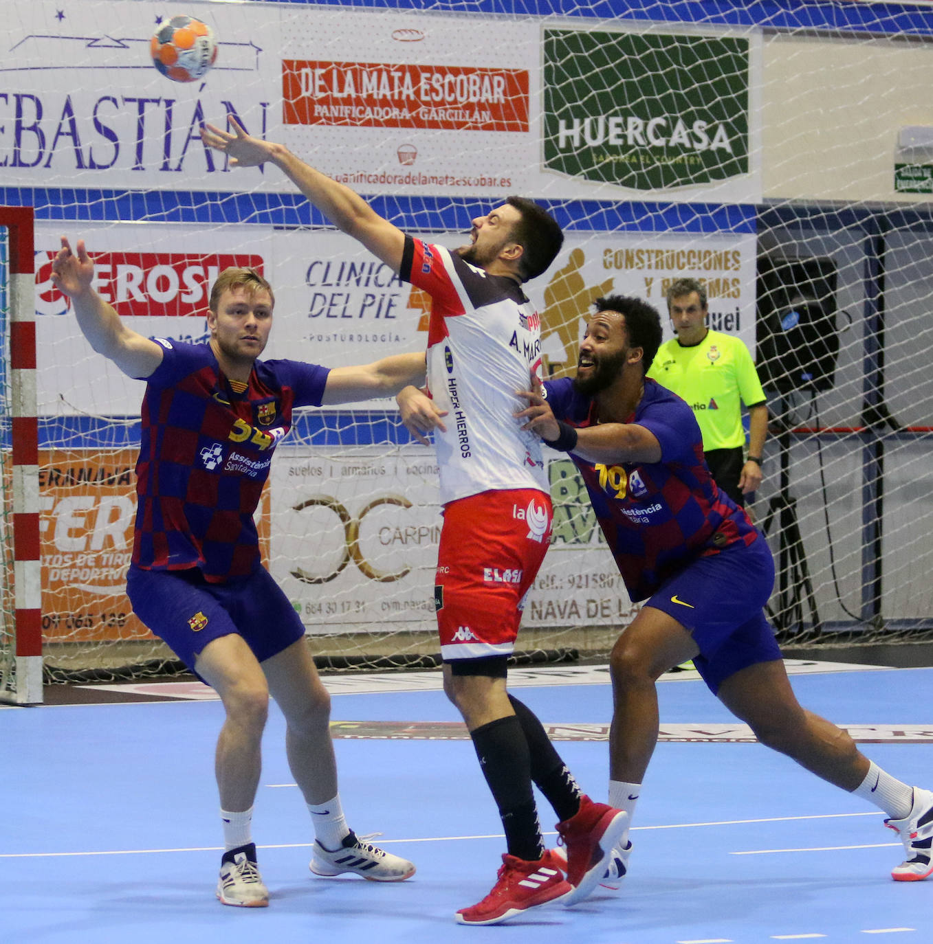 Encuentro de la liga Asobal entre el Balonmano Nava y el Barcelona 