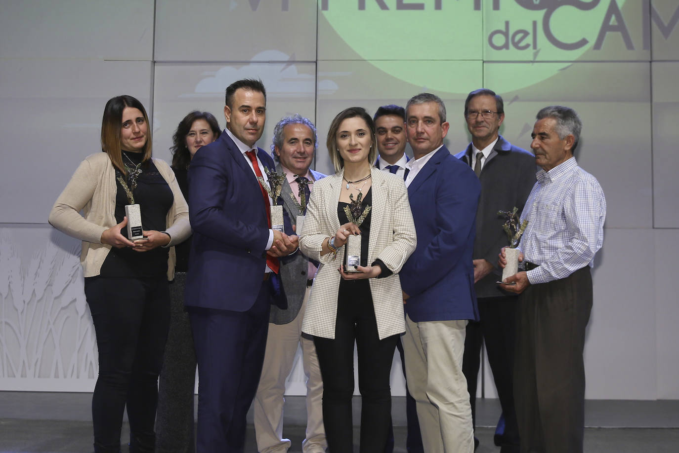 Galardonados en los Premios del Campo: Rosa González (Premio Juventud), Ángela Gómez (Premio Mujer Emprendedora), Alejandro García (Premio Mejor Profesional), Roberto da Silva (Premio Mejor Alimento), Cristina de Pablos y Carlos Albano (Premio Miguel Delibes al Desarrollo Rural en nombre de la Escuela de Capacitación Agraria de la Santa Espina), Pedro Ruiz, en medio de los anteriores (Premio Innovación), y Alberto García y Rafael Centeno (que recogieron la mención especial a Eduardo Centeno, fallecido en febrero mientras trabajaba en el campo).