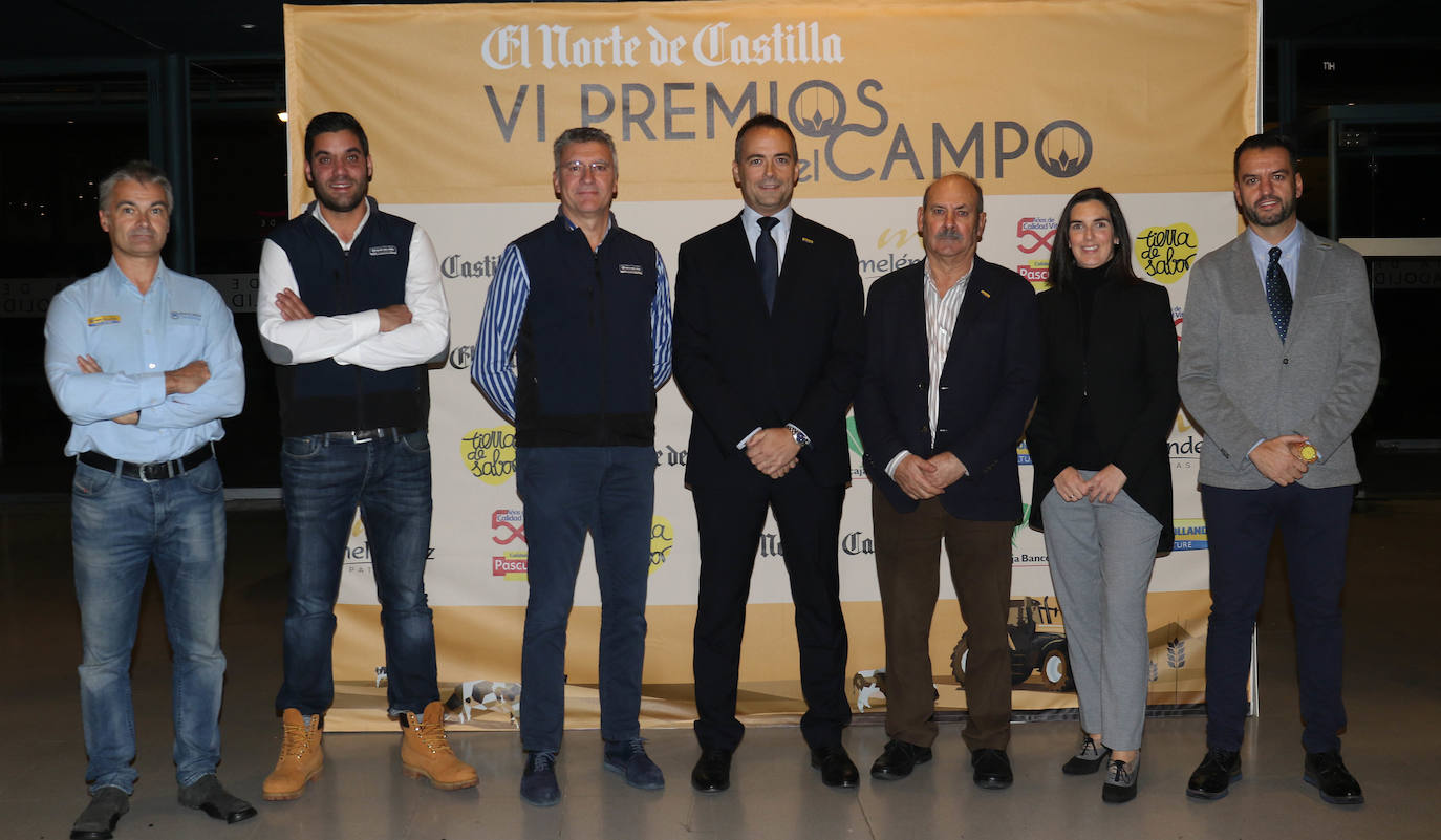 De izquierda a derecha: José María Sanz (gerente de respuestos agrícolas Segovia); el jefe de ventas de Agroferba, Alberto Hernández; Aurelio Rubio (gerente de Agroferba); Riccardo Angelini, director general de New Holland; Jesús María Fernández y Laida Agote, de Talleres Villalvilla; y el director de comunicación Carlos Jiménez.