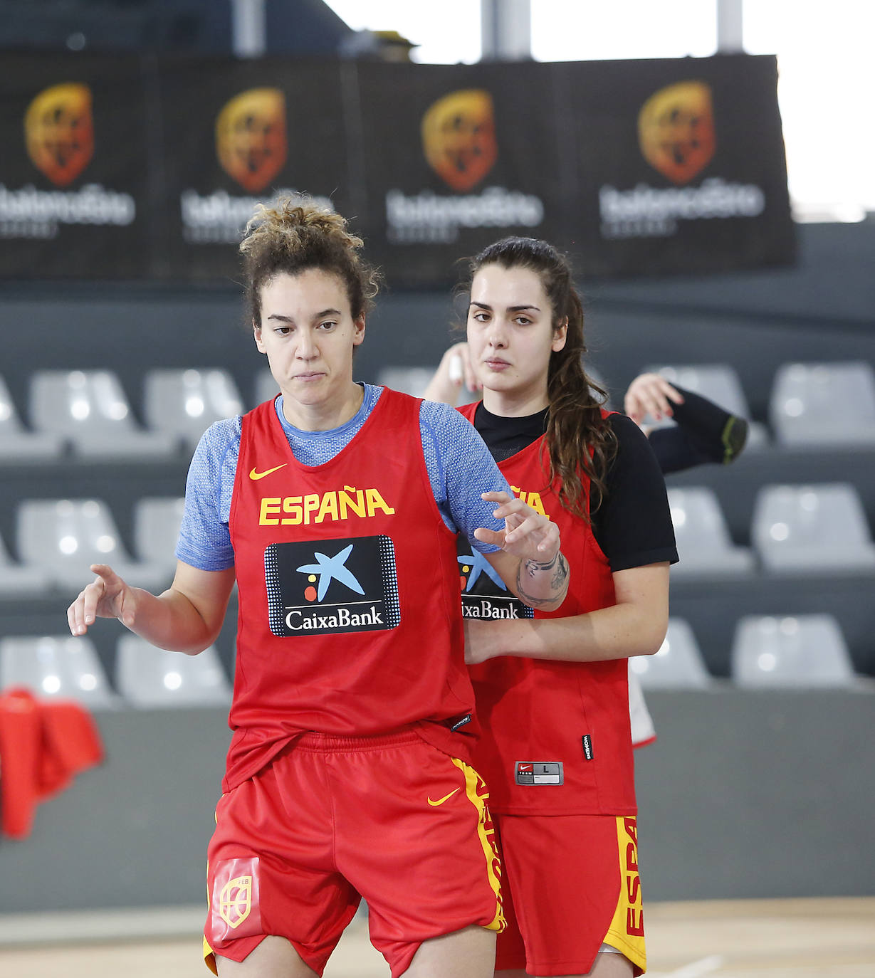 La Selección femenina de baloncesto entrena en el pabellón de deportes.