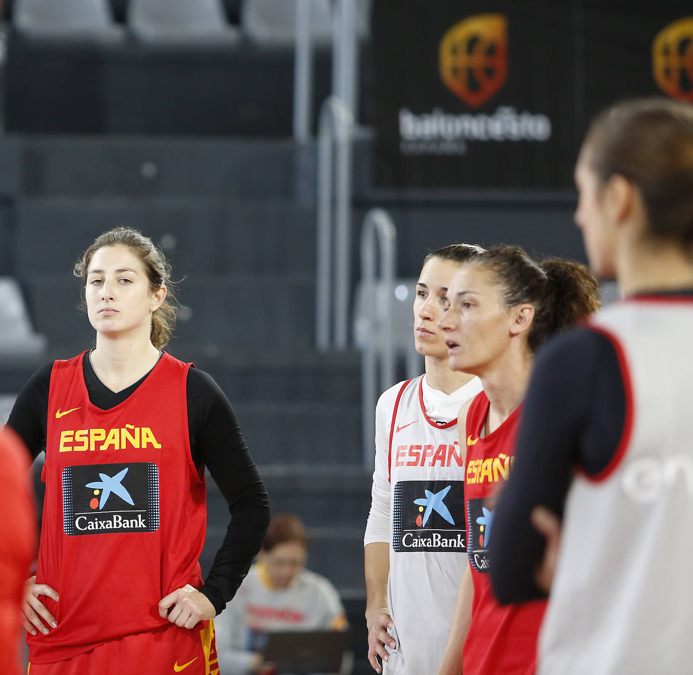 La Selección femenina de baloncesto entrena en el pabellón de deportes.