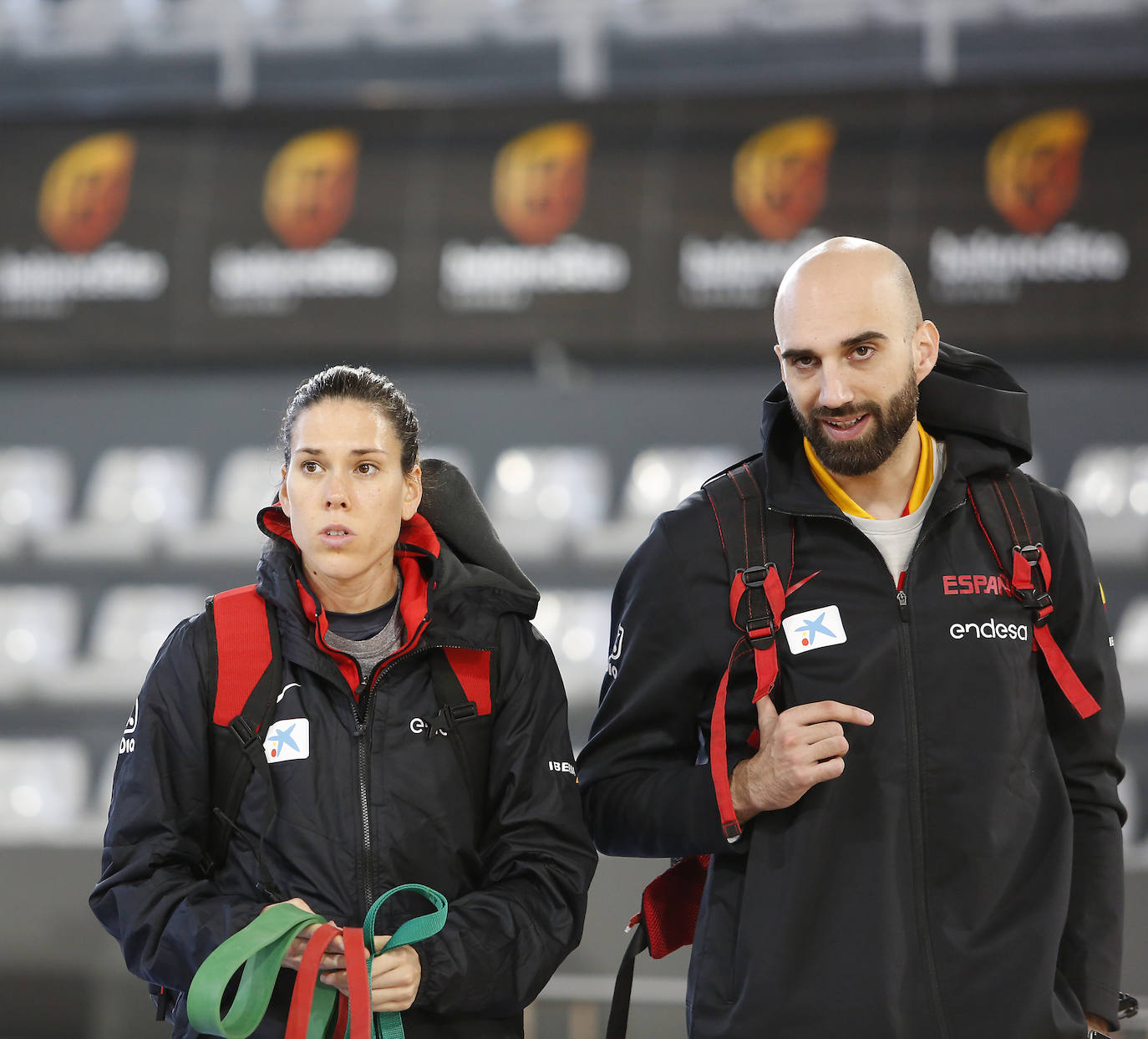 La Selección femenina de baloncesto entrena en el pabellón de deportes.