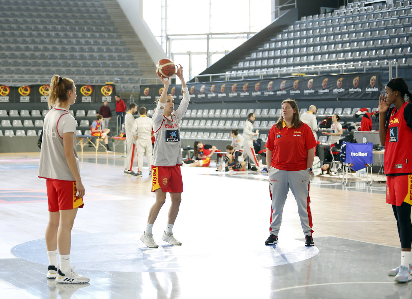 La Selección femenina de baloncesto entrena en el pabellón de deportes.