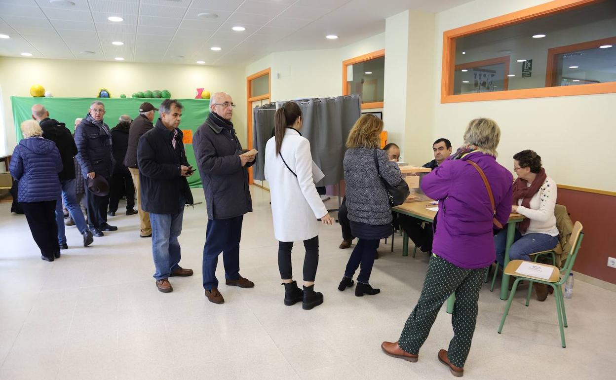 Varios ciudadanos ejercitan su derecho al voto en un colegio electoral. 