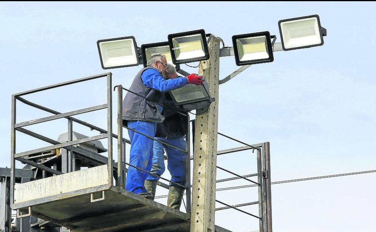 Un operario añade un foco, ayer en el Mariano Haro.