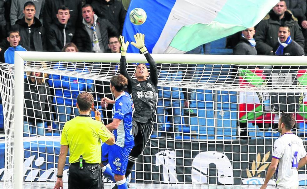 Masip salta a por el balón ante la presencia de Tomás Pina en la acción que supuso el segundo gol del Alavés. 