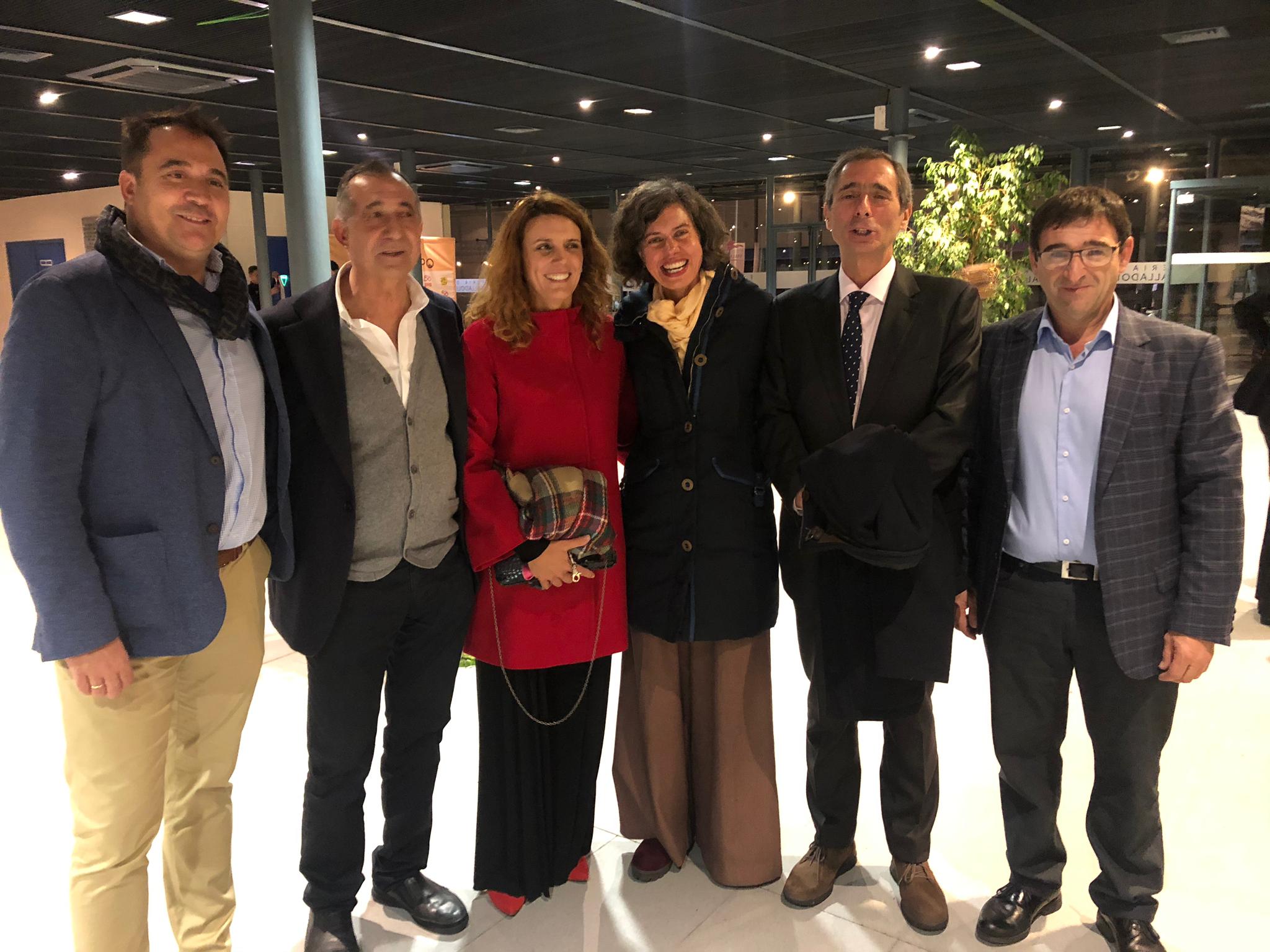 La periodista Sonia Andrino (la tercera por la izquierda) con los responsables de Acor y Azucarera.