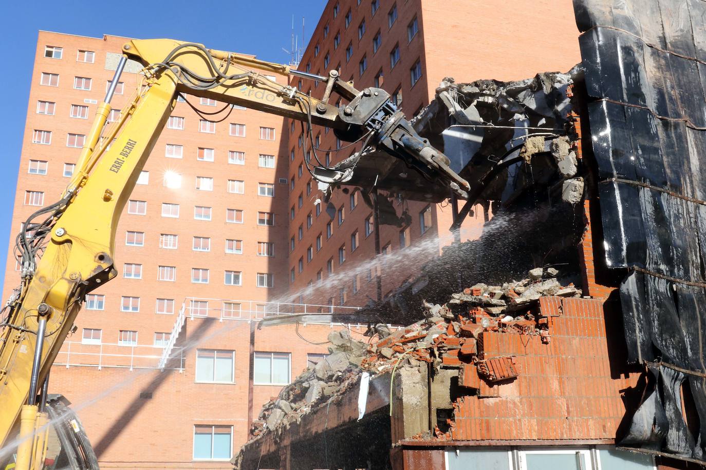 Fotos: Derribo del edificio Bañuelos, junto al hospital Clínico de Valladolid