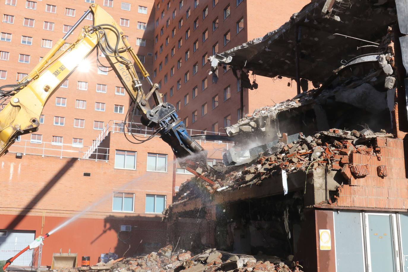 Fotos: Derribo del edificio Bañuelos, junto al hospital Clínico de Valladolid