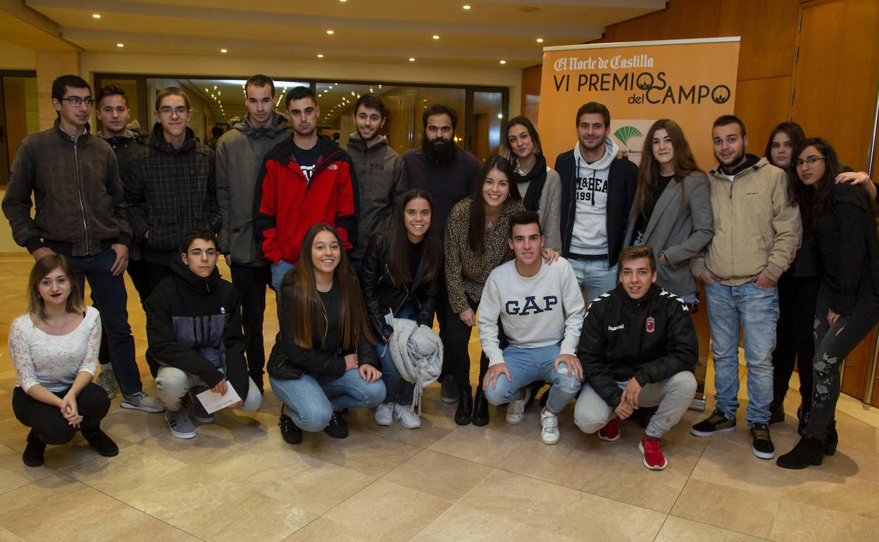 Alumnos y profesores de la Escuela de Capacitación Agraria de la Santa Espina.