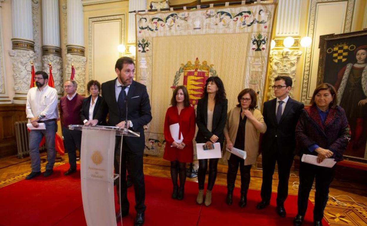 Óscar Puente, junto a los concejales en la presentación de las cuentas.