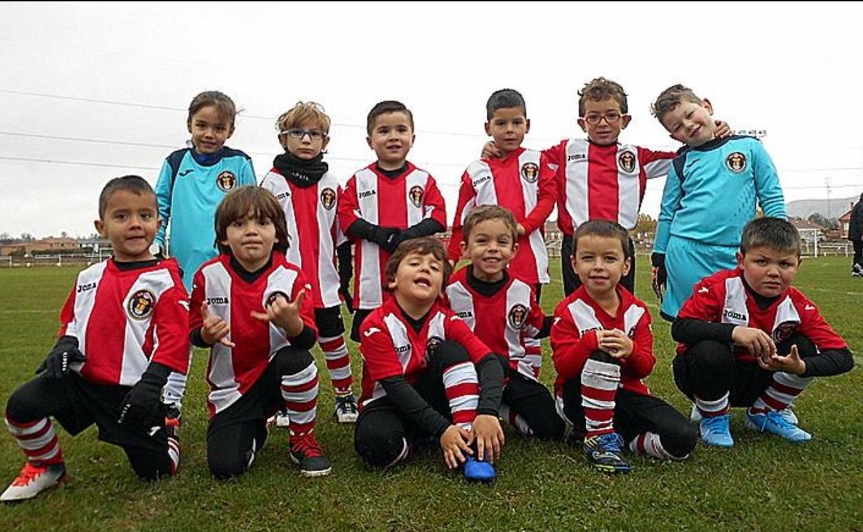 El equipo de la escuela del CD Cabezón. 