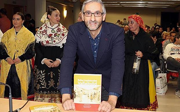 Carlos Porro, ayer, en la Casa Revilla, junto a miembros del grupo de baile Corrobla. 