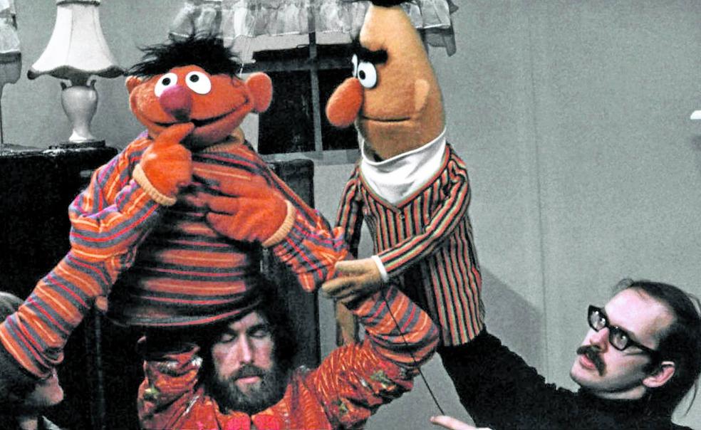 Jim Henson y Frank Oz manejan las marionetas de Epi y Blas para uno de los primeros programas de 'Barrio Sésamo', en un estudio de Nueva York en 1970.