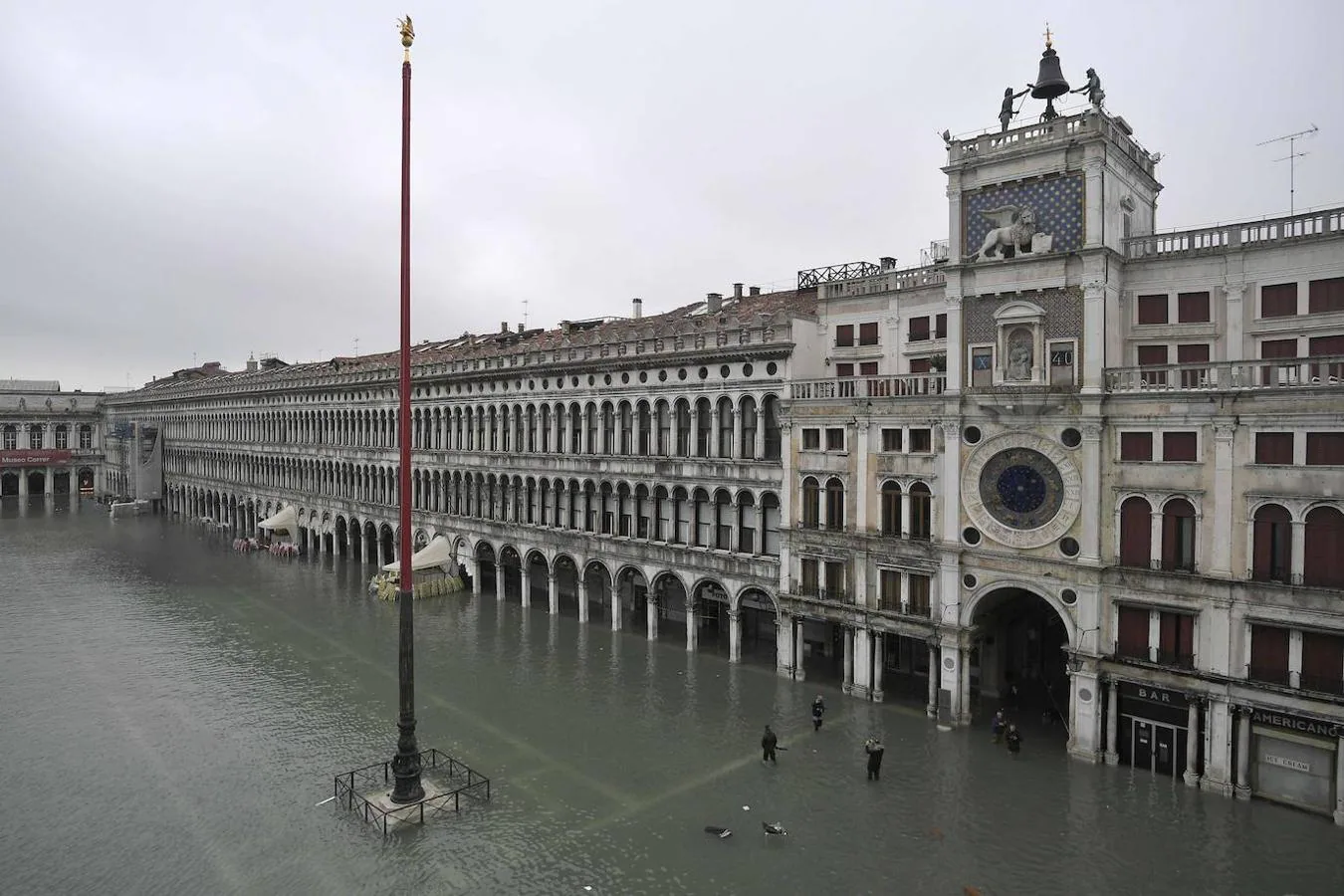 Una vista general muestra el Palacio Ducal (i) con vistas a la Plaza de San Marcos inundada, la estatua de bronce alada del León de San Marcos, las góndolas y la laguna veneciana.