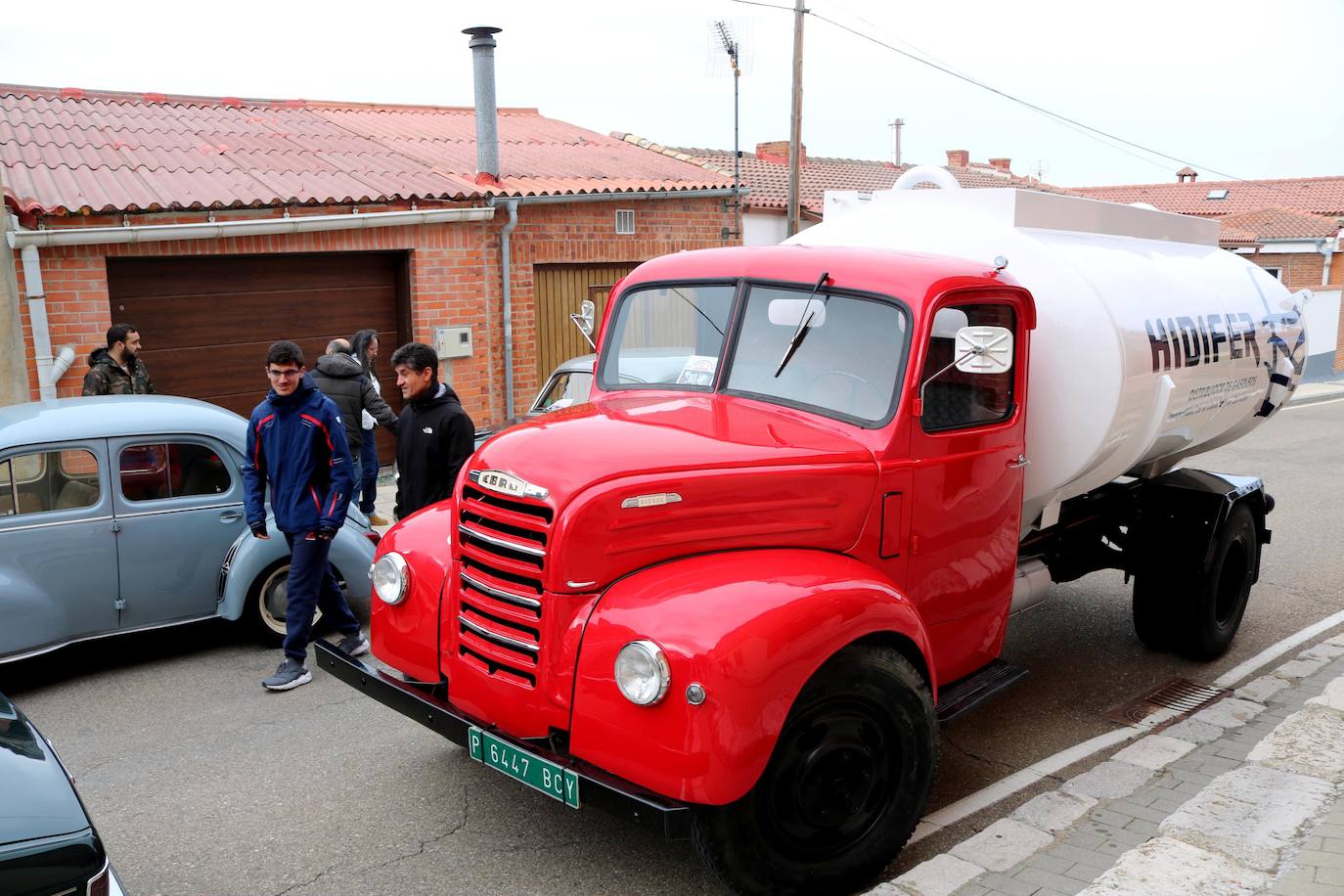Concentración de coches en Cevico de la Torre. 