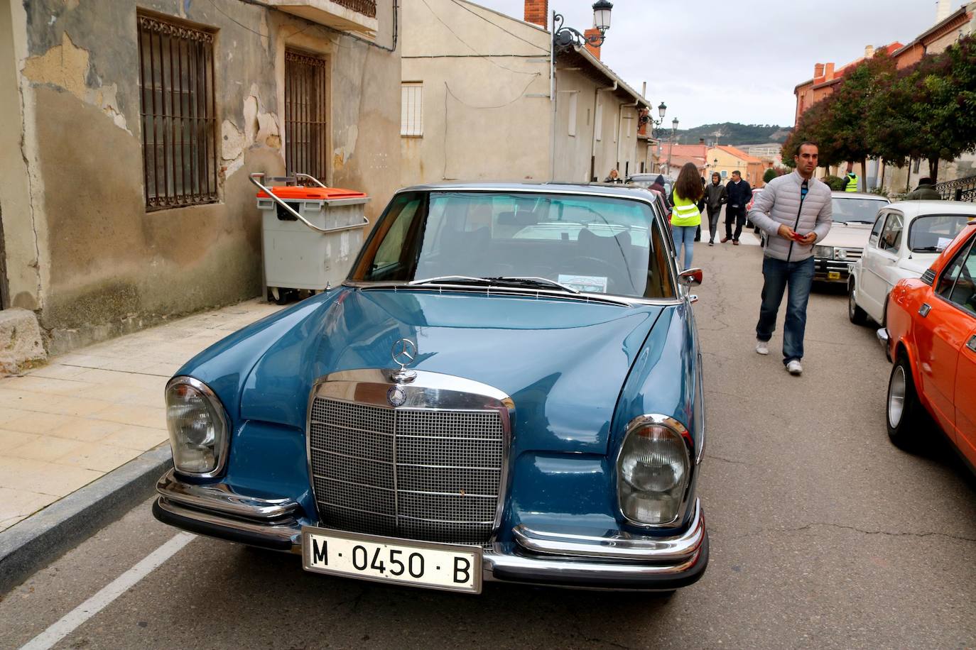 Concentración de coches en Cevico de la Torre. 