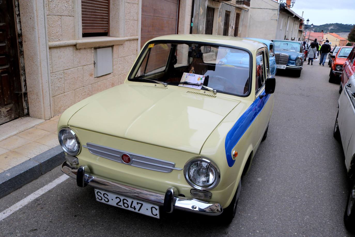Concentración de coches en Cevico de la Torre. 