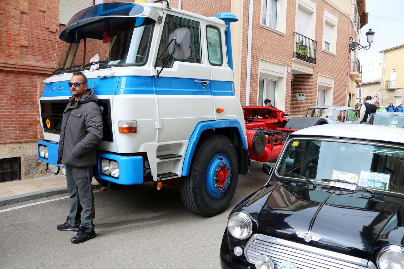 Concentración de coches en Cevico de la Torre. 