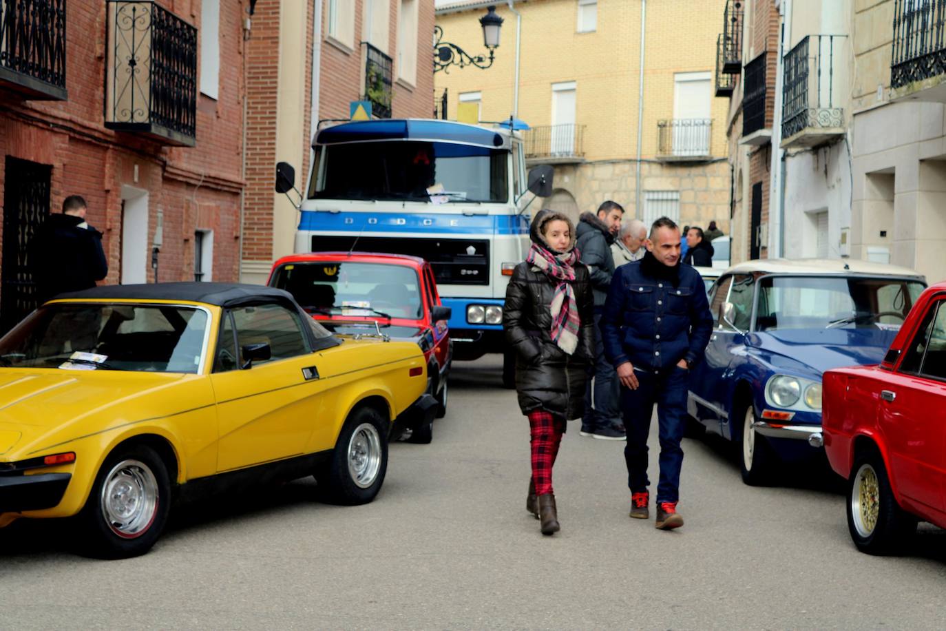 Concentración de coches en Cevico de la Torre. 