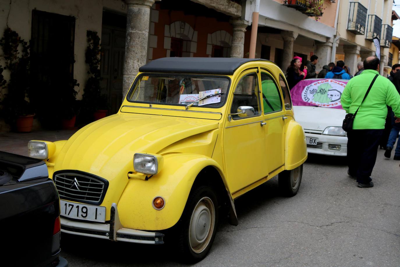 Concentración de coches en Cevico de la Torre. 