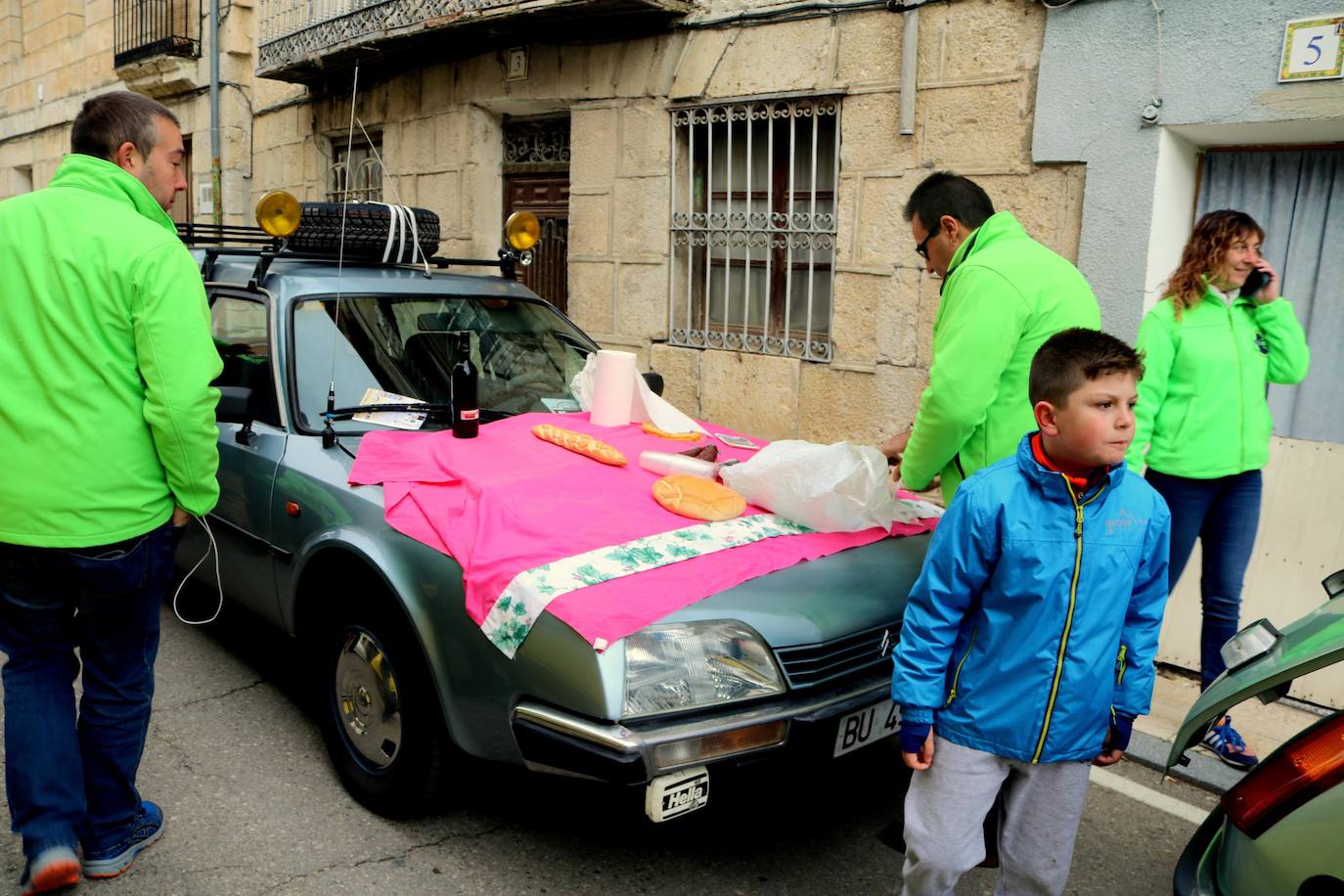 Concentración de coches en Cevico de la Torre. 