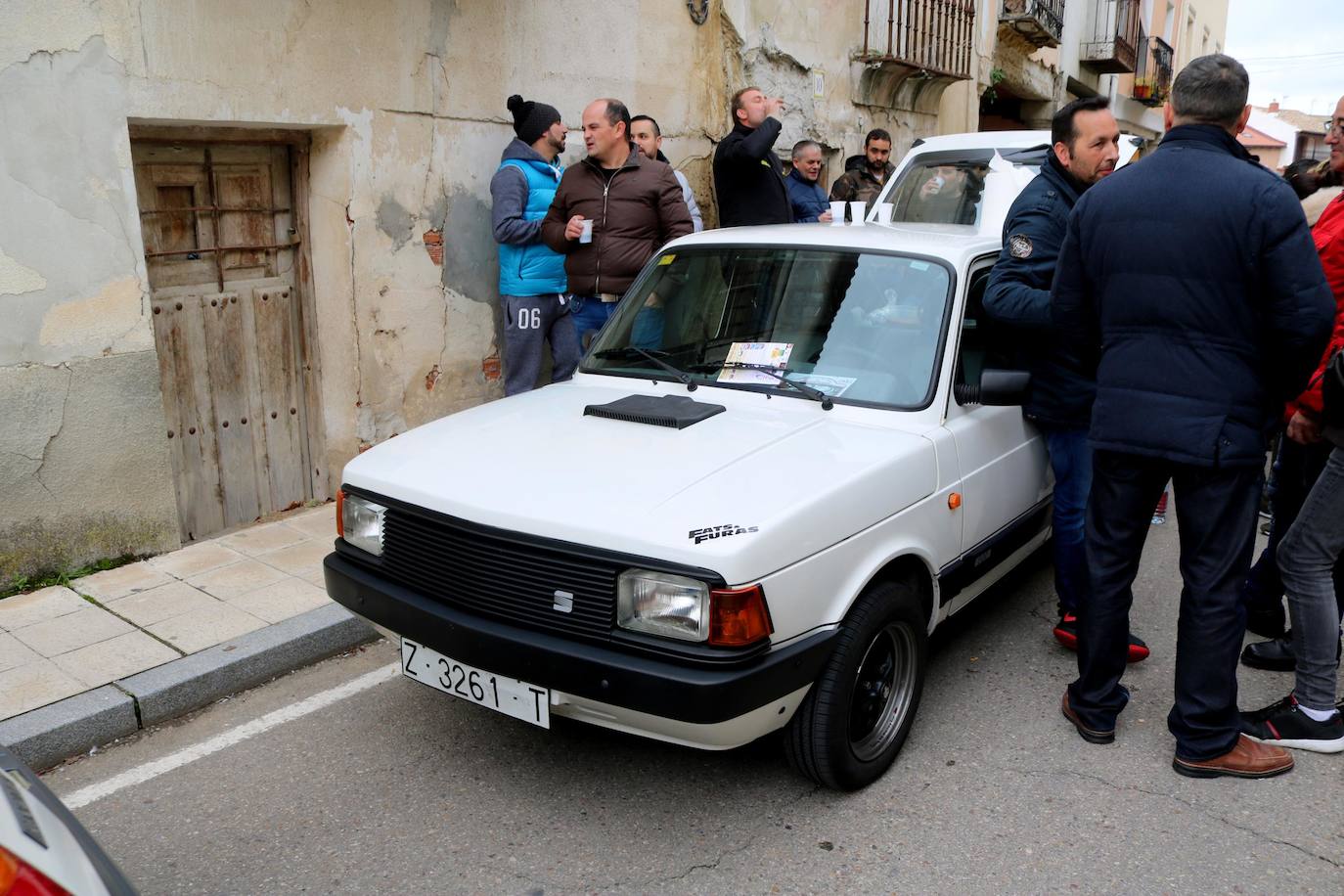 Concentración de coches en Cevico de la Torre. 