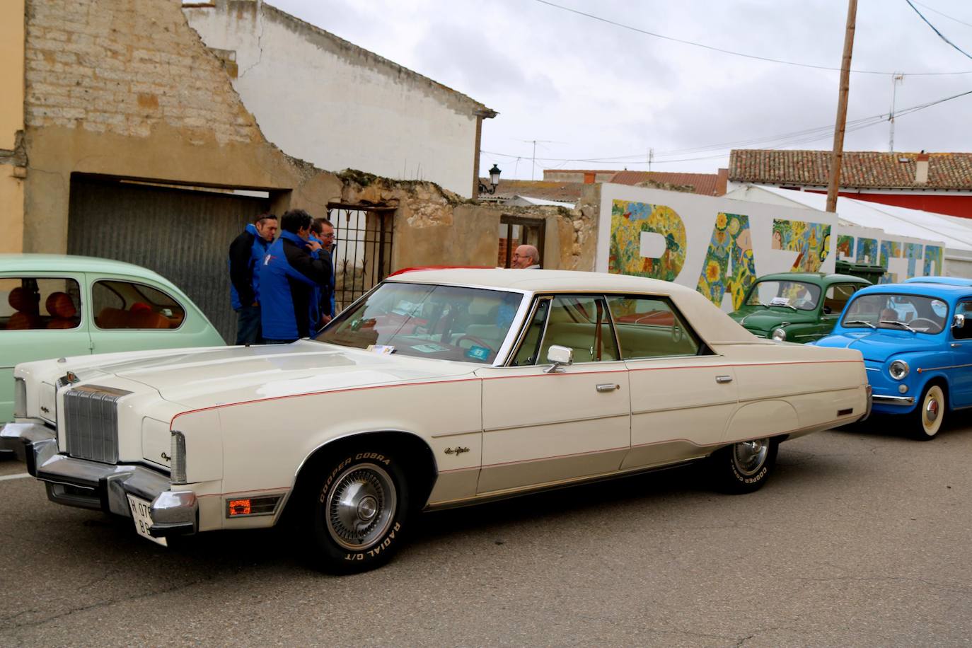 Concentración de coches en Cevico de la Torre. 