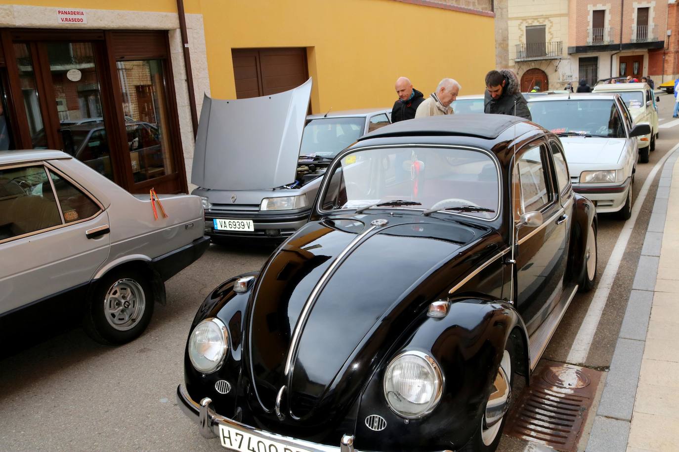 Concentración de coches en Cevico de la Torre. 