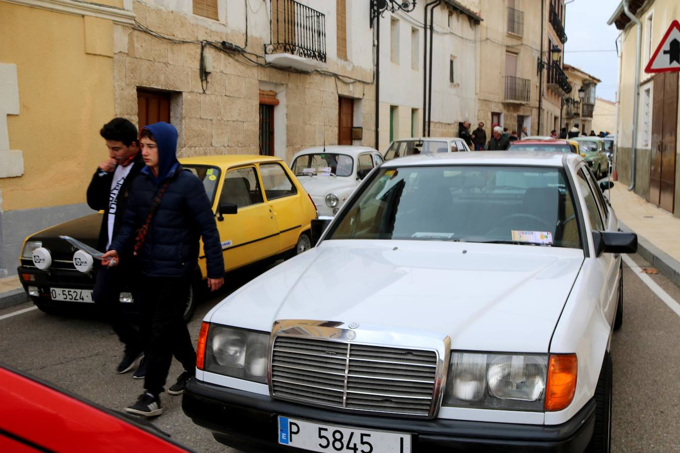 Concentración de coches en Cevico de la Torre. 