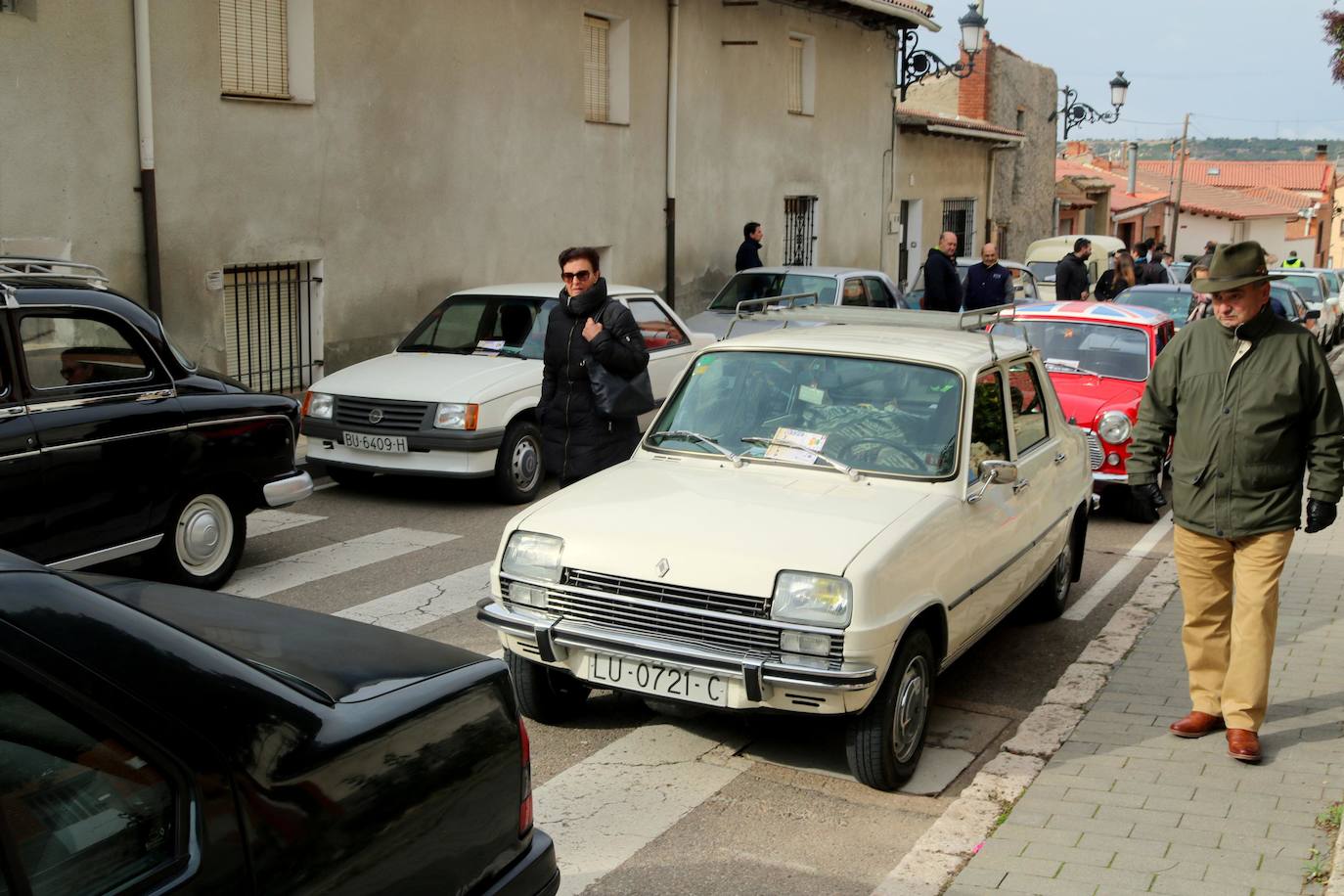 Concentración de coches en Cevico de la Torre. 