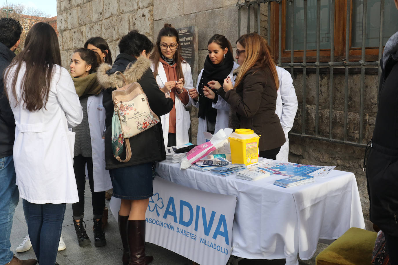 El Colegio de Enfermería, la Asociación Diabetes y la Facultad de Enfermería de Valladolid instalan ocho mesas informativas para sensibilizar a la población sobre esta enfermedad y realizar controles de glucemia.