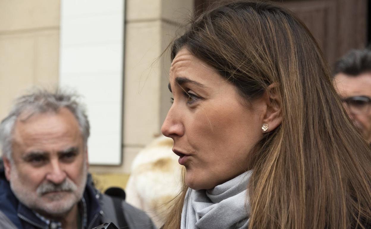 Raquel Sanz atiende a los periodistas a la salida del juicio celebrado este miércoles en Segovia. 