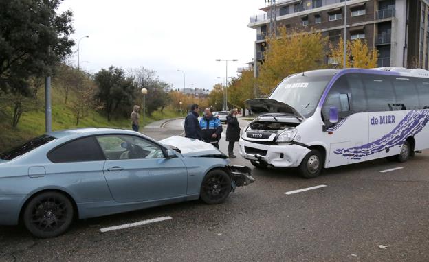 Los dos vehículos implicados, en la calle Jardines poco después del impacto. 
