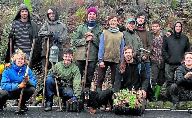 Un grupo de vecinos de la Sierra de Gata se puso manos a la obra tras el incendio que arrasó 8.600 hectáreas en 2015.